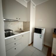 Atrakcyjna kawalerka z dużym balkonem.