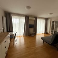 Atrakcyjna kawalerka z dużym balkonem.